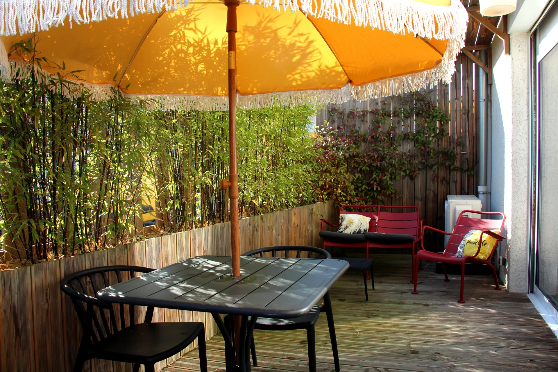 Maison Syrah — terrasse privée avec parasol jaune et salon de jardin, Condrieu